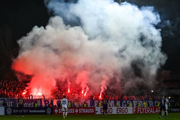 GER, DFB Pokal, FV Illertissen vs 1. FC Magdeburg 29.10.2025, Voehlinstadion, Illertissen, GER, DFB Pokal, FV Illertissen vs 1. FC Magdeburg, im Bild Bengalos und Pyrotechnik im Magdeburger Fanblock, Ultras