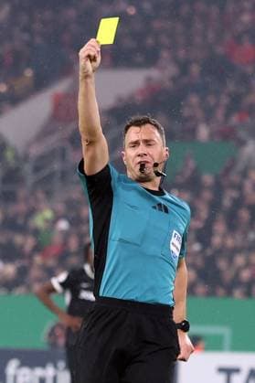 29.10.2025, xrekx, Fussball DFB Pokal 2.Runde, Fortuna Duesseldorf - SC Freiburg v.l. Schiedsrichter Referee Felix Zwayer (DFL DFB REGULATIONS PROHIBIT ANY USE OF PHOTOGRAPHS as IMAGE SEQUENCES and or QUASI-VIDEO) Duesseldorf