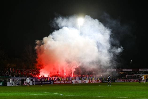 GER, DFB Pokal, FV Illertissen vs 1. FC Magdeburg 29.10.2025, Voehlinstadion, Illertissen, GER, DFB Pokal, FV Illertissen vs 1. FC Magdeburg, im Bild Bengalos und Pyrotechnik im Magdeburger Fanblock, Ultras
