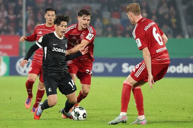 29.10.2025, xrekx, Fussball DFB Pokal 2.Runde, Fortuna Duesseldorf - SC Freiburg v.l. Yuito Suzuki (SC Freiburg) Florent Muslija (Fortuna Duesseldorf) Zweikampf, Aktion, action, battle for the ball Foulspiel (DFL DFB REGULATIONS PROHIBIT ANY USE OF PHOTOGRAPHS as IMAGE SEQUENCES and or QUASI-VIDEO) Duesseldorf