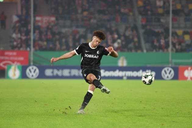 29.10.2025, xrekx, Fussball DFB Pokal 2.Runde, Fortuna Duesseldorf - SC Freiburg v.l. Derry Scherhant (SC Freiburg) (DFL DFB REGULATIONS PROHIBIT ANY USE OF PHOTOGRAPHS as IMAGE SEQUENCES and or QUASI-VIDEO) Duesseldorf