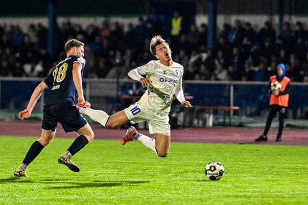 GER, DFB Pokal, FV Illertissen vs 1. FC Magdeburg 29.10.2025, Voehlinstadion, Illertissen, GER, DFB Pokal, FV Illertissen vs 1. FC Magdeburg, im Bild Foul von Maximilian Neuberger (Illertissen, 38) an Noah Phil Pesch (Magdeburg, 10)