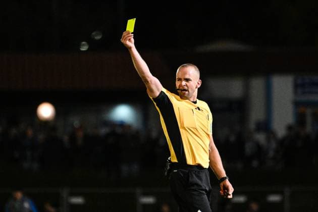 GER, DFB Pokal, FV Illertissen vs 1. FC Magdeburg 29.10.2025, Voehlinstadion, Illertissen, GER, DFB Pokal, FV Illertissen vs 1. FC Magdeburg, im Bild Schiedsrichter Patrick Schwengers zeigt die gelbe Karte