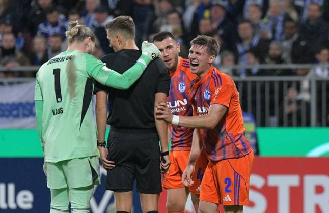 29.10.2025, xblx, Fussball DFB Pokal 2.Runde, SV Darmstadt 98 - FC Schalke 04 v.l. Loris Karius (FC Schalke 04), Schiedsrichter Felix Bickel, Hasan Kurucay (FC Schalke 04), Felipe Sanchez (FC Schalke 04) (DFL DFB REGULATIONS PROHIBIT ANY USE OF PHOTOGRAPHS as IMAGE SEQUENCES and or QUASI-VIDEO) Darmstadt