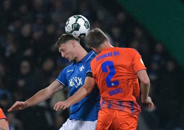29.10.2025, xblx, Fussball DFB Pokal 2.Runde, SV Darmstadt 98 - FC Schalke 04 v.l. Bartosz Bialek (SV Darmstadt 98), Felipe Sanchez (FC Schalke 04) (DFL DFB REGULATIONS PROHIBIT ANY USE OF PHOTOGRAPHS as IMAGE SEQUENCES and or QUASI-VIDEO) Darmstadt