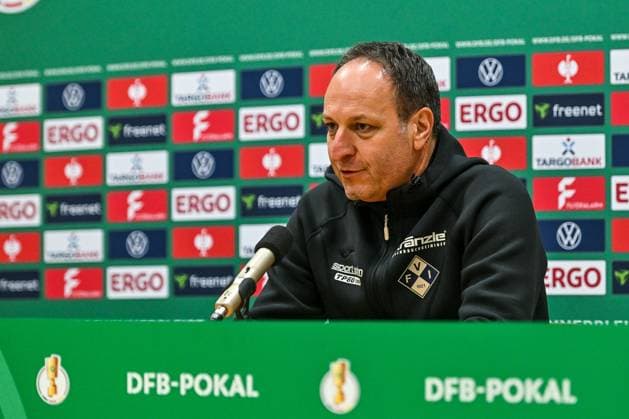 GER, DFB Pokal, FV Illertissen vs 1. FC Magdeburg 29.10.2025, Voehlinstadion, Illertissen, GER, DFB Pokal, FV Illertissen vs 1. FC Magdeburg, im Bild Holger Bachthaler (Illertissen), Pressekonferenz nach Spielende