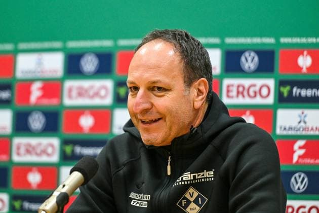 GER, DFB Pokal, FV Illertissen vs 1. FC Magdeburg 29.10.2025, Voehlinstadion, Illertissen, GER, DFB Pokal, FV Illertissen vs 1. FC Magdeburg, im Bild Holger Bachthaler (Illertissen), Pressekonferenz nach Spielende