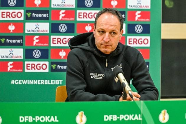 GER, DFB Pokal, FV Illertissen vs 1. FC Magdeburg 29.10.2025, Voehlinstadion, Illertissen, GER, DFB Pokal, FV Illertissen vs 1. FC Magdeburg, im Bild Holger Bachthaler (Illertissen), Pressekonferenz nach Spielende