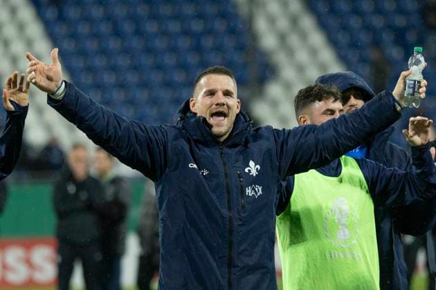 DFB-Pokal: SV Darmstadt 98 - FC Schalke 04, 29.10.2025 Marcel Schuhen (SV Darmstadt 98 1) feiert ausgelassen mit und vor den Fans, SV Darmstadt 98 - FC Schalke 04, Darmstadt, Merck-Stadion am Böllenfalltor, 29.10.2025 Copyright: xBEAUTIFULxSPORTS Gawlikx