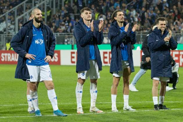 DFB-Pokal: SV Darmstadt 98 - FC Schalke 04, 29.10.2025 Aleksandar Vukotic (SV Darmstadt 98 20) & Bartosz Bialek (SV Darmstadt 98 27) & Fraser Hornby (SV Darmstadt 98 9) & Sergio Lopez (SV Darmstadt 98 2) feiern nac hdem Spie lvor de nFans, SV Darmstadt 98 - FC Schalke 04, Darmstadt, Merck-Stadion am Böllenfalltor, 29.10.2025 Copyright: xBEAUTIFULxSPORTS Gawlikx