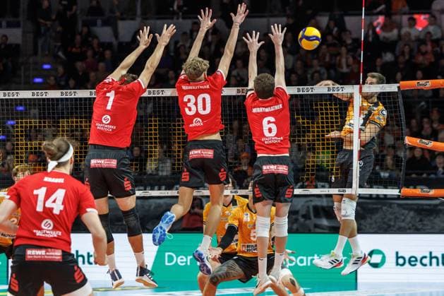 29.10.25, Berlin, Volleyball: 1.Bundesliga, Maenner, 3. Spieltag, BR Volleys - SV Warnemuende, Max-Schmeling-Halle. Moritz Reichert (Berlin Volleys) spielt den Ball gegen den Block aus Soeren Schroeder (SV Warnemuende), Jan Wawrzyniak (SV Warnemuende) und Bradley Merryweather (SV Warnemuende). BR Volleys - SV Warnemuende