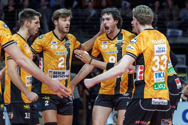 29.10.25, Berlin, Volleyball: 1.Bundesliga, Maenner, 3. Spieltag, BR Volleys - SV Warnemuende, Max-Schmeling-Halle. Die Mannschaft freut sich ueber den erspielten Punkt. BR Volleys - SV Warnemuende