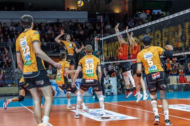 29.10.25, Berlin, Volleyball: 1.Bundesliga, Maenner, 3. Spieltag, BR Volleys - SV Warnemuende, Max-Schmeling-Halle. Nolan Flexen (Berlin Volleys) spielt den Ball ueber das Netz. BR Volleys - SV Warnemuende