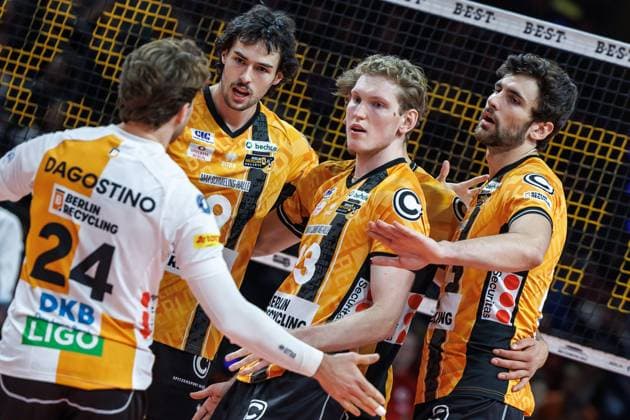 29.10.25, Berlin, Volleyball: 1.Bundesliga, Maenner, 3. Spieltag, BR Volleys - SV Warnemuende, Max-Schmeling-Halle. Die Mannschaft freut sich ueber den erspielten Punkt. BR Volleys - SV Warnemuende
