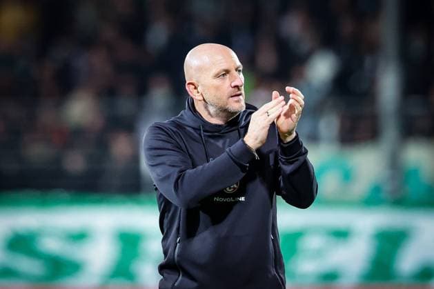 Cheftrainer Torsten Lieberknecht (1. FC Kaiserslautern) jubelt mit den Fans nach dem Auswaertssieg, SpVgg Greuther Fuerth vs. 1. FC Kaiserslautern, Fussball, Maenner, DFL, DFB-Pokal, Saison 2025 2026, Sportpark Ronhof Thomas Sommer, Zweite Runde, 29.10.2025 Fuerth Bayern Deutschland
