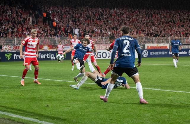 Fußball, Herren, Saison 2025 2026, DFB-Pokal (2. Runde), 1. FC Union Berlin - Arminia Bielefeld, Danilho Doekhi (2. v. r., 1. FC Union) erzielt das Tor zum 2:1, links Dmytro Bogdanov (1. FC Union Berlin), 29.10.2025, Copyright: xMatthiasxKochx