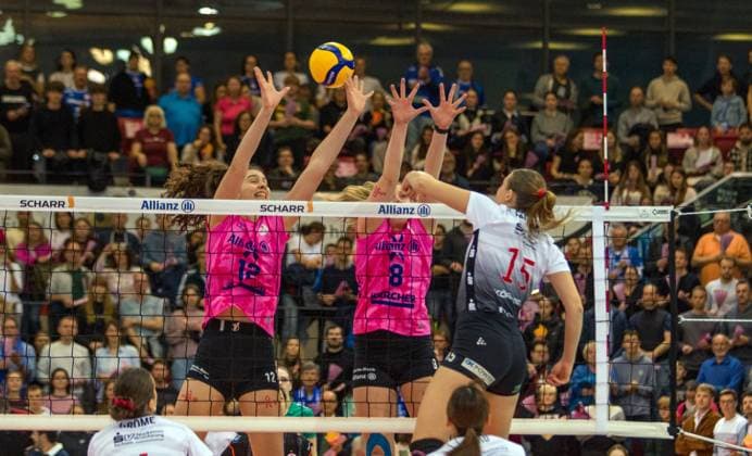 29.10.25 Allianz MTV Stuttgart - Dresdner SC Deutschland, Stuttgart, 29.10.2025, Volleyball, Frauen, Bundesliga, Saison 2025 2026, Allianz MTV Stuttgart - Dresdner SC (3:0): v.l. Lucia Varela Gomez, Eleanor Holthaus (beide Allianz MTV Stuttgart), Marta Levisnka (Dresdner SC)..