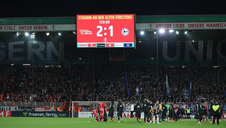 Anzeigetafel mit Endergebnis 2:1 Fußball Fussball DFB Pokal 2.Runde Herren Saison 2025 2026 29.10.2025 1.FC Union Berlin FCU vs. DSC Arminia Bielefeld DFL regulations prohibit any use of photographs as image sequences and or quasi-video.