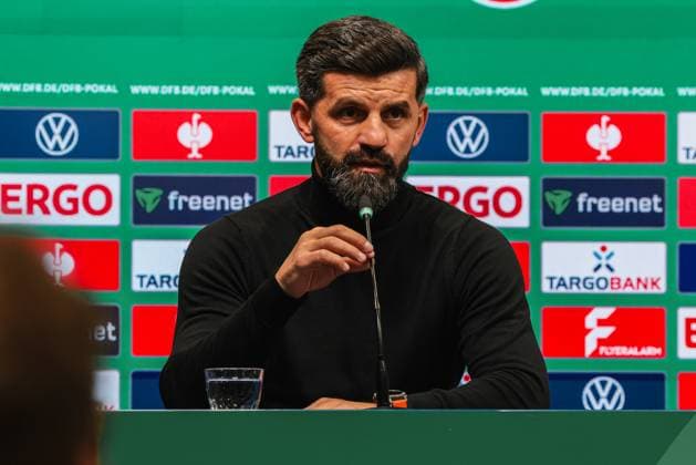 29.10.2025, xhettx, Fussball DFB Pokal 2.Runde, SV Darmstadt 98 - FC Schalke 04 v.l. Miron Muslic (FC Schalke 04, Trainer) bei der PK (DFL DFB REGULATIONS PROHIBIT ANY USE OF PHOTOGRAPHS as IMAGE SEQUENCES and or QUASI-VIDEO) Darmstadt