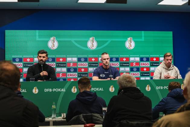 29.10.2025, xhettx, Fussball DFB Pokal 2.Runde, SV Darmstadt 98 - FC Schalke 04 v.l. Miron Muslic (FC Schalke 04, Trainer) und Florian Kohlfeldt (SV Darmstadt 98, Trainer) bei der PK (DFL DFB REGULATIONS PROHIBIT ANY USE OF PHOTOGRAPHS as IMAGE SEQUENCES and or QUASI-VIDEO) Darmstadt
