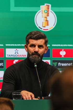 29.10.2025, xhettx, Fussball DFB Pokal 2.Runde, SV Darmstadt 98 - FC Schalke 04 v.l. Miron Muslic (FC Schalke 04, Trainer) bei der PK (DFL DFB REGULATIONS PROHIBIT ANY USE OF PHOTOGRAPHS as IMAGE SEQUENCES and or QUASI-VIDEO) Darmstadt