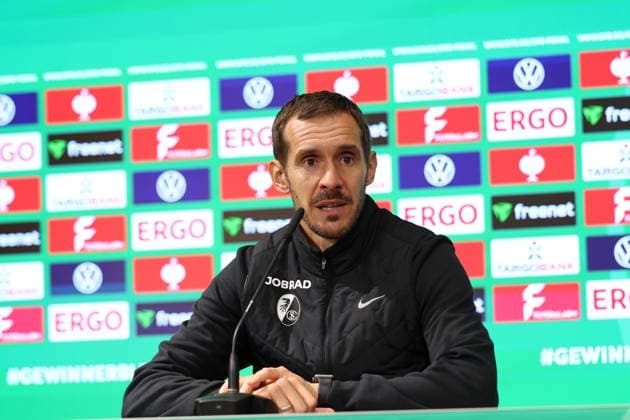 29.10.2025, xrekx, Fussball DFB Pokal 2.Runde, Fortuna Duesseldorf - SC Freiburg v.l. Pressekonferenz Julian Schuster Trainer (SC Freiburg) (DFL DFB REGULATIONS PROHIBIT ANY USE OF PHOTOGRAPHS as IMAGE SEQUENCES and or QUASI-VIDEO) Duesseldorf