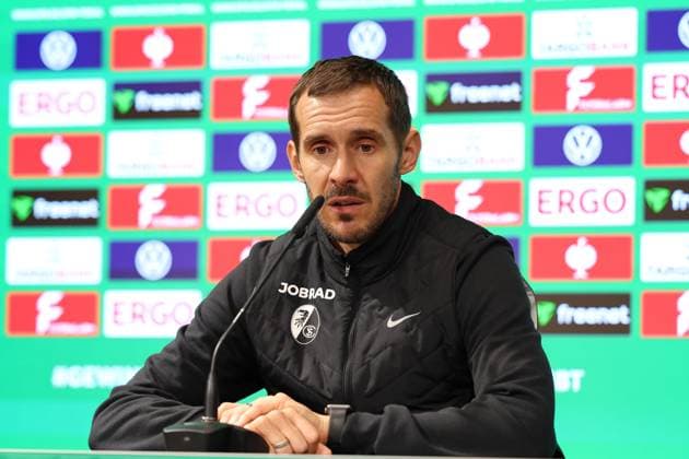 29.10.2025, xrekx, Fussball DFB Pokal 2.Runde, Fortuna Duesseldorf - SC Freiburg v.l. Pressekonferenz Julian Schuster Trainer (SC Freiburg) (DFL DFB REGULATIONS PROHIBIT ANY USE OF PHOTOGRAPHS as IMAGE SEQUENCES and or QUASI-VIDEO) Duesseldorf