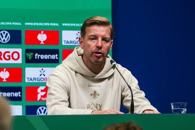 29.10.2025, xhettx, Fussball DFB Pokal 2.Runde, SV Darmstadt 98 - FC Schalke 04 v.l. Florian Kohlfeldt (SV Darmstadt 98, Trainer) bei der PK (DFL DFB REGULATIONS PROHIBIT ANY USE OF PHOTOGRAPHS as IMAGE SEQUENCES and or QUASI-VIDEO) Darmstadt