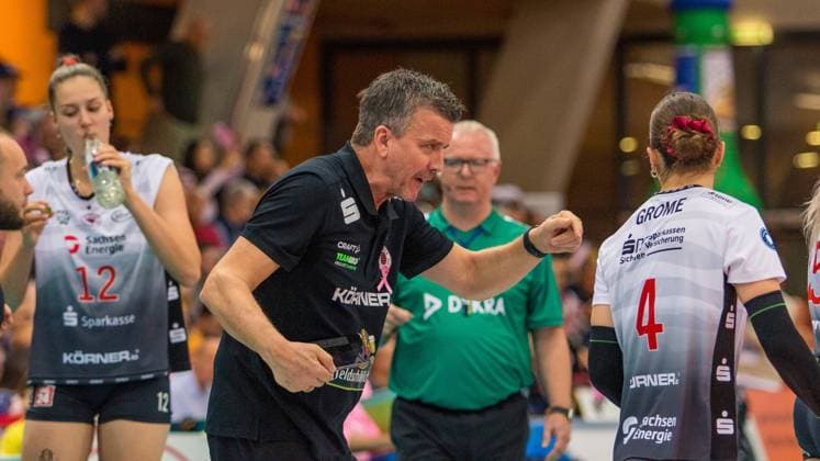 29.10.25 Allianz MTV Stuttgart - Dresdner SC Deutschland, Stuttgart, 29.10.2025, Volleyball, Frauen, Bundesliga, Saison 2025 2026, Allianz MTV Stuttgart - Dresdner SC (3:0): v.l. Alexander Waibl (Trainer Dresdner SC), Emma Grome (Dresdner SC)..