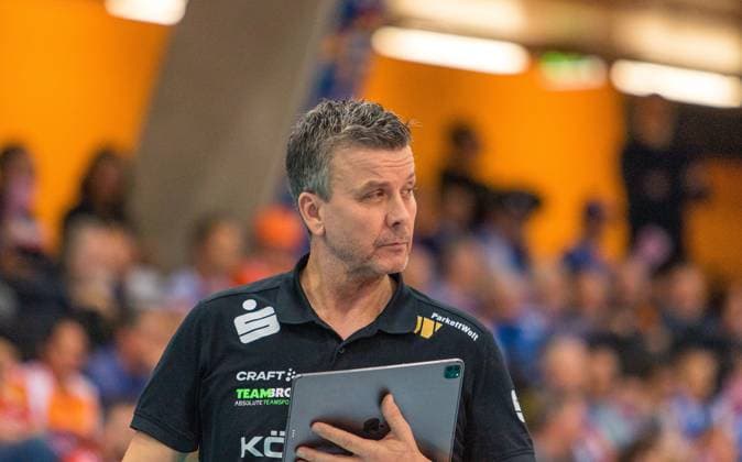 29.10.25 Allianz MTV Stuttgart - Dresdner SC Deutschland, Stuttgart, 29.10.2025, Volleyball, Frauen, Bundesliga, Saison 2025 2026, Allianz MTV Stuttgart - Dresdner SC (3:0): Alexander Waibl (Trainer Dresdner SC).