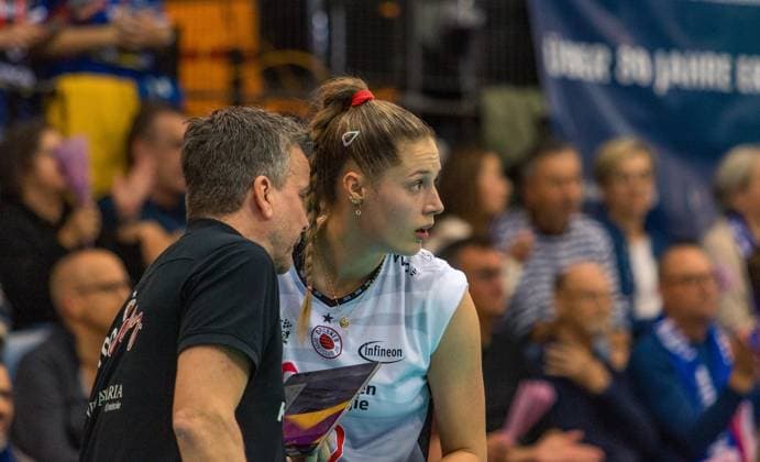 29.10.25 Allianz MTV Stuttgart - Dresdner SC Deutschland, Stuttgart, 29.10.2025, Volleyball, Frauen, Bundesliga, Saison 2025 2026, Allianz MTV Stuttgart - Dresdner SC (3:0): v.l. Alexander Waibl (Trainer Dresdner SC), Mette Pfeffer (Dresdner SC)..