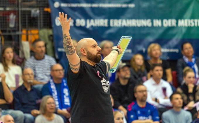 29.10.25 Allianz MTV Stuttgart - Dresdner SC Deutschland, Stuttgart, 29.10.2025, Volleyball, Frauen, Bundesliga, Saison 2025 2026, Allianz MTV Stuttgart - Dresdner SC (3:0): Konstantin Bitter (Trainer Allianz MTV Stuttgart).