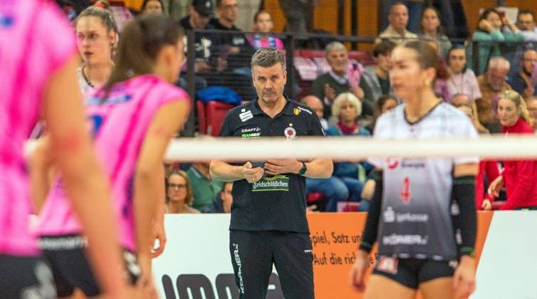 29.10.25 Allianz MTV Stuttgart - Dresdner SC Deutschland, Stuttgart, 29.10.2025, Volleyball, Frauen, Bundesliga, Saison 2025 2026, Allianz MTV Stuttgart - Dresdner SC (3:0): Alexander Waibl (Trainer Dresdner SC).