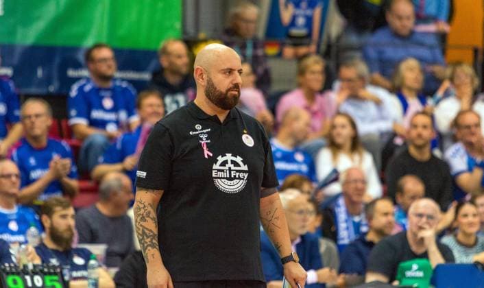 29.10.25 Allianz MTV Stuttgart - Dresdner SC Deutschland, Stuttgart, 29.10.2025, Volleyball, Frauen, Bundesliga, Saison 2025 2026, Allianz MTV Stuttgart - Dresdner SC (3:0): Konstantin Bitter (Trainer Allianz MTV Stuttgart).