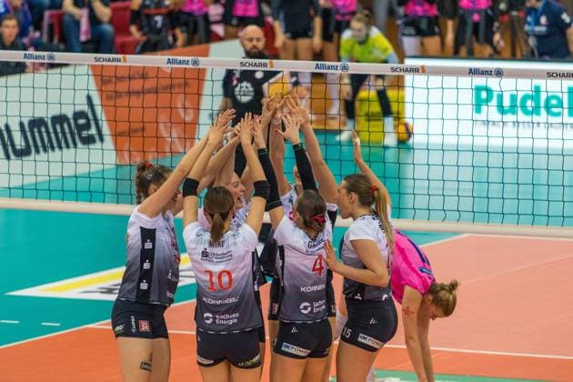 29.10.25 Allianz MTV Stuttgart - Dresdner SC Deutschland, Stuttgart, 29.10.2025, Volleyball, Frauen, Bundesliga, Saison 2025 2026, Allianz MTV Stuttgart - Dresdner SC (3:0): Jubel Mannschaft Spielerinnen Dresdner SC.