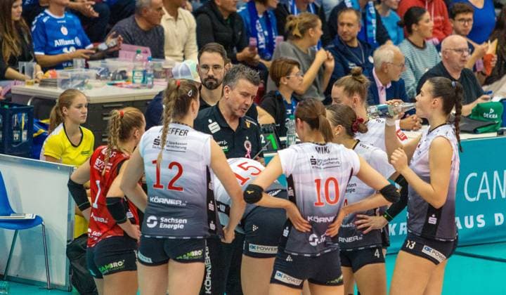 29.10.25 Allianz MTV Stuttgart - Dresdner SC Deutschland, Stuttgart, 29.10.2025, Volleyball, Frauen, Bundesliga, Saison 2025 2026, Allianz MTV Stuttgart - Dresdner SC (3:0): Alexander Waibl (Trainer Dresdner SC).