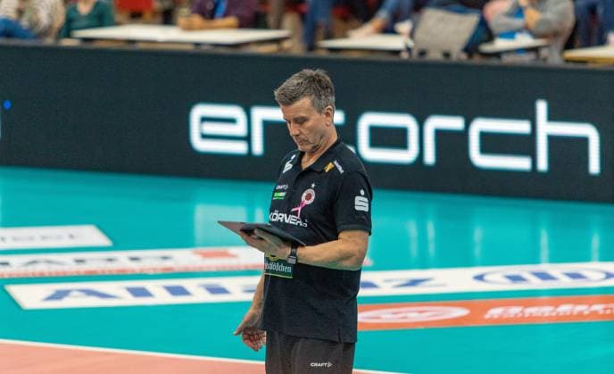 29.10.25 Allianz MTV Stuttgart - Dresdner SC Deutschland, Stuttgart, 29.10.2025, Volleyball, Frauen, Bundesliga, Saison 2025 2026, Allianz MTV Stuttgart - Dresdner SC (3:0): Alexander Waibl (Trainer Dresdner SC).