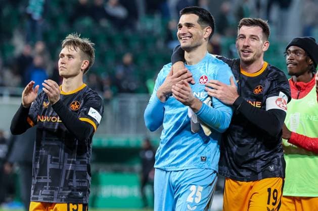links nach rechts: Der Torschuetze des goldenen Tores Natan Skytta 15 (1. FC Kaiserslautern), Simon Simoni 25 (1. FC Kaiserslautern) und Daniel Hanslik 19 (1. FC Kaiserslautern) feiern mit den Fans nach dem Sieg, SpVgg Greuther Fuerth vs. 1. FC Kaiserslautern, Fussball, Maenner, DFL, DFB-Pokal, Saison 2025 2026, Sportpark Ronhof Thomas Sommer, Zweite Runde, 29.10.2025 Fuerth Bayern Deutschland