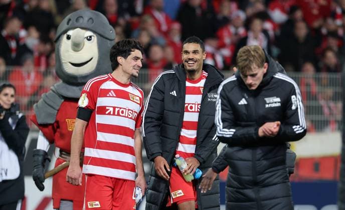 Diogo Leite, Danilho Doekhi, Aljoscha Kemlei bei der Ehrenrunde nach Spielende Jubel Schlußjubel Fußball Fussball DFB Pokal 2.Runde Herren Saison 2025 2026 29.10.2025 1.FC Union Berlin FCU vs. DSC Arminia Bielefeld DFL regulations prohibit any use of photographs as image sequences and or quasi-video.