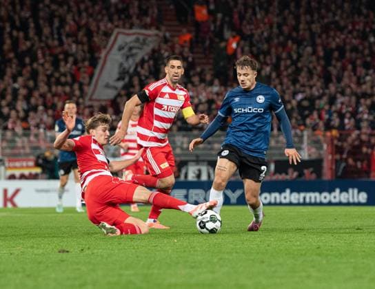 Fußball, Herren, Saison 2025 2026, DFB-Pokal (2. Runde), 1. FC Union Berlin - DSC Arminia Bielefeld, v. l. Aljoscha Kemlein (1. FC Union Berlin), Rani Khedira (1. FC Union Berlin), Felix Hagmann (Bielefeld), 29.10.2025, Copyright: xSebastianxRäppold MatthiasxKochx