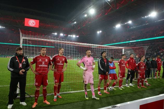 29.10.2025, xrekx, Fussball DFB Pokal 2.Runde, Fortuna Duesseldorf - SC Freiburg v.l. Duesseldorfer Mannschaft Florian Kastenmeier (Fortuna Duesseldorf) bedankt bedanken sich bei den Fans, the player thanks the fans for their support (DFL DFB REGULATIONS PROHIBIT ANY USE OF PHOTOGRAPHS as IMAGE SEQUENCES and or QUASI-VIDEO) Duesseldorf