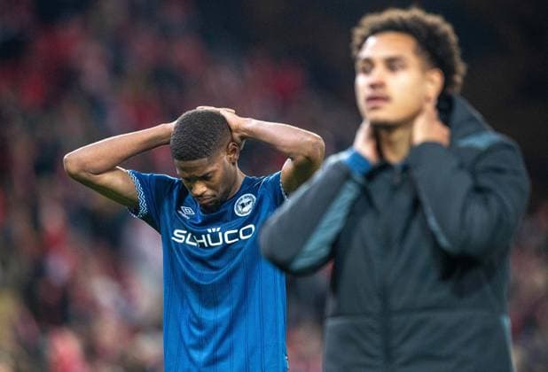 Fußball, Herren, Saison 2025 2026, DFB-Pokal (2. Runde), 1. FC Union Berlin - DSC Arminia Bielefeld, v. l. Isaiah Young (Bielefeld), Monju Momuluh (Bielefeld), Enttäuschung nach Abpfiff, 29.10.2025, Copyright: xSebastianxRäppold MatthiasxKochx