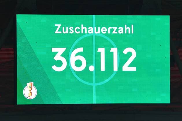 Fußball DFB-Pokal 2. Runde Fortuna Düsseldorf - SC Freiburg am 29.10.2025 in der Merkur Spiel-Arena in Düsseldorf Die Anzeigetafel in der Merkur Spiel-Arena zeigt die Zuschauerzahl an: 36.112 DFB regulations prohibit any use of photographs as image sequences and or quasi-video.