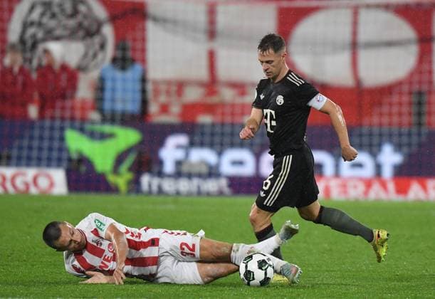 29.10.2025, xophax, Fussball, DFB - Pokal , 2. Runde Saison 2025 2026 Köln , Cologne , 1.FC Köln Rhein Energie Stadion 1.FC Köln gegen Bayer München Joshua Kimmich ( Bayern München ) , rechts und Kristoffer Lund , links ( 1.FC Köln ) am Boden (DFL DFB REGULATIONS PROHIBIT ANY USE OF PHOTOGRAPHS as IMAGE SEQUENCES and or QUASI-VIDEO) Köln