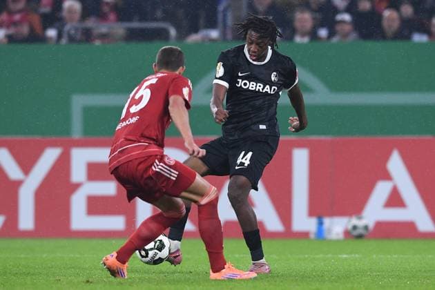 Fußball DFB-Pokal 2. Runde Fortuna Düsseldorf - SC Freiburg am 29.10.2025 in der Merkur Spiel-Arena in Düsseldorf Johan Manzambi ( Freiburg ), hinten - Tim Oberdorf ( Düsseldorf ), vorne DFB regulations prohibit any use of photographs as image sequences and or quasi-video.