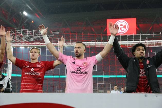 29.10.2025, xrekx, Fussball DFB Pokal 2.Runde, Fortuna Duesseldorf - SC Freiburg v.l. Duesseldorfer Mannschaft Florian Kastenmeier (Fortuna Duesseldorf) bedankt bedanken sich bei den Fans, the player thanks the fans for their support (DFL DFB REGULATIONS PROHIBIT ANY USE OF PHOTOGRAPHS as IMAGE SEQUENCES and or QUASI-VIDEO) Duesseldorf