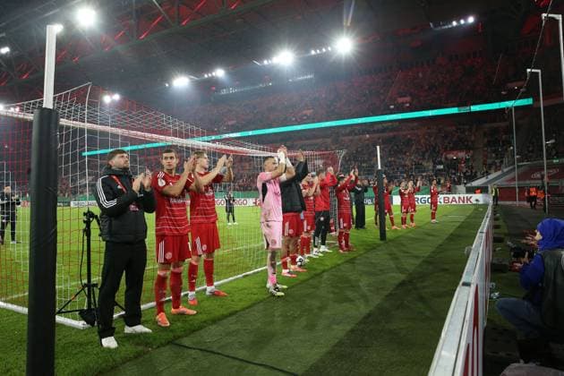 29.10.2025, xrekx, Fussball DFB Pokal 2.Runde, Fortuna Duesseldorf - SC Freiburg v.l. Duesseldorfer Mannschaft Florian Kastenmeier (Fortuna Duesseldorf) bedankt bedanken sich bei den Fans, the player thanks the fans for their support (DFL DFB REGULATIONS PROHIBIT ANY USE OF PHOTOGRAPHS as IMAGE SEQUENCES and or QUASI-VIDEO) Duesseldorf