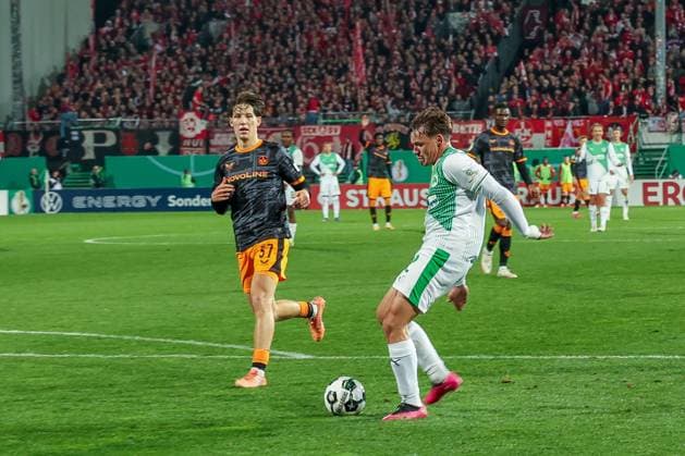 Lukas Reich 2 (Spvgg Greuther Fuerth) mit einer Chance, gegen Leon Robinson 37 (1. FC Kaiserslautern), aber die Aktion wurde wegen Abseits des Fuerther Spielers abgepfiffen, SpVgg Greuther Fuerth vs. 1. FC Kaiserslautern, Fussball, Maenner, DFL, DFB-Pokal, Saison 2025 2026, Sportpark Ronhof Thomas Sommer, Zweite Runde, 29.10.2025 Fuerth Bayern Deutschland