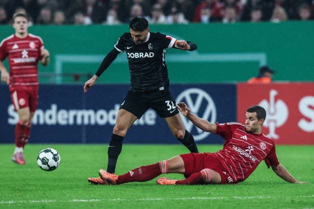 Fussball, DFB-Pokal Saison 2025 2026 2. Runde Fortuna Düsseldorf - SC Freiburg 29.10.2025, MERKUR SPIEL-ARENA Vincenzo Grifo (SC Freiburg, 32) +d1^5+ Düsseldorf MERKUR SPIEL-ARENA Nordrhein-Westfalen Deutschland
