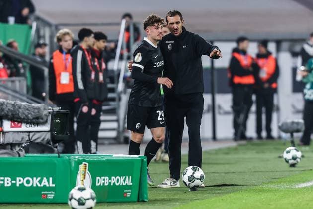 Fussball, DFB-Pokal Saison 2025 2026 2. Runde Fortuna Düsseldorf - SC Freiburg 29.10.2025, MERKUR SPIEL-ARENA Philipp Treu (SC Freiburg, 29) Julian Schuster (Trainer SC Freiburg) Düsseldorf MERKUR SPIEL-ARENA Nordrhein-Westfalen Deutschland